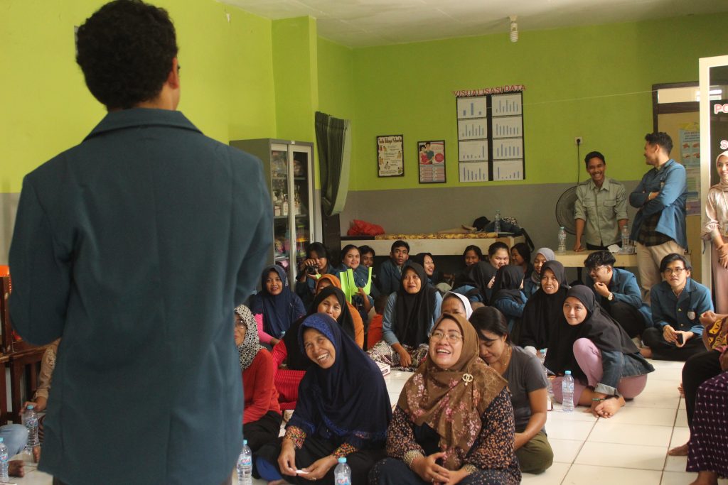 Sosialisasi Biogas Zero Waste Lifestyle dan demonstrasi pembuatan reaktor biogas. (Sumber: Panitia).