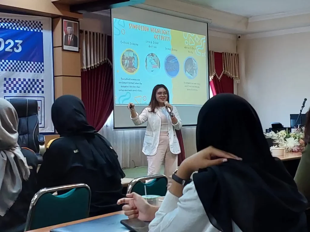 Elis Sulistiyawati selaku perwakilan International Veterinary Student's Association (IVSA) dalam “Delegation Class X IMAKAHI Roadshow.” Pada Sabtu (22/10/2023). (Foto: Naufal Hilmi F.)