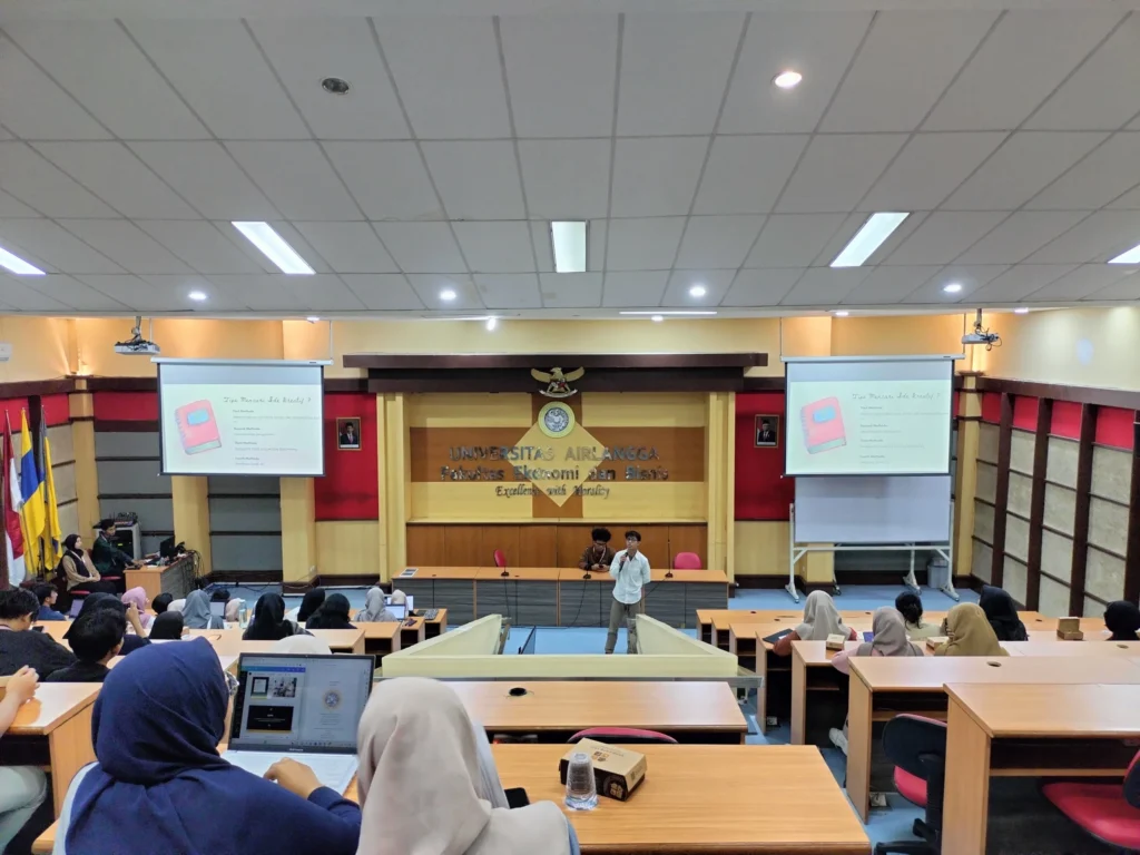 Penyampaian materi oleh Abdul Rohman dalam acara workshop KEJAR BP Ektsternal UKMF AcSES FEB UNAIR : “Achieve Your Dreams With Business Plan” di Aula Miendrowo Kampus B - Dharmawangsa pada Selasa (26/09/2023) (Foto : M. Taufiq)