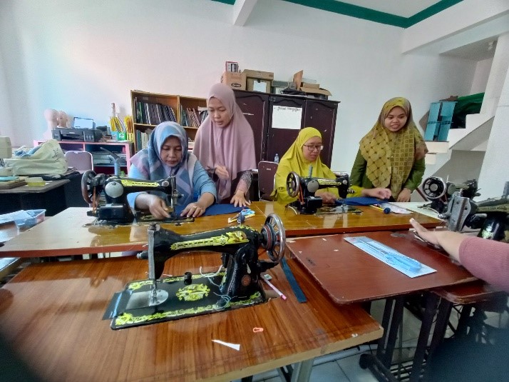 Pelatihan pembuatan pola jahit (Foto: Wahyu Setyorini)