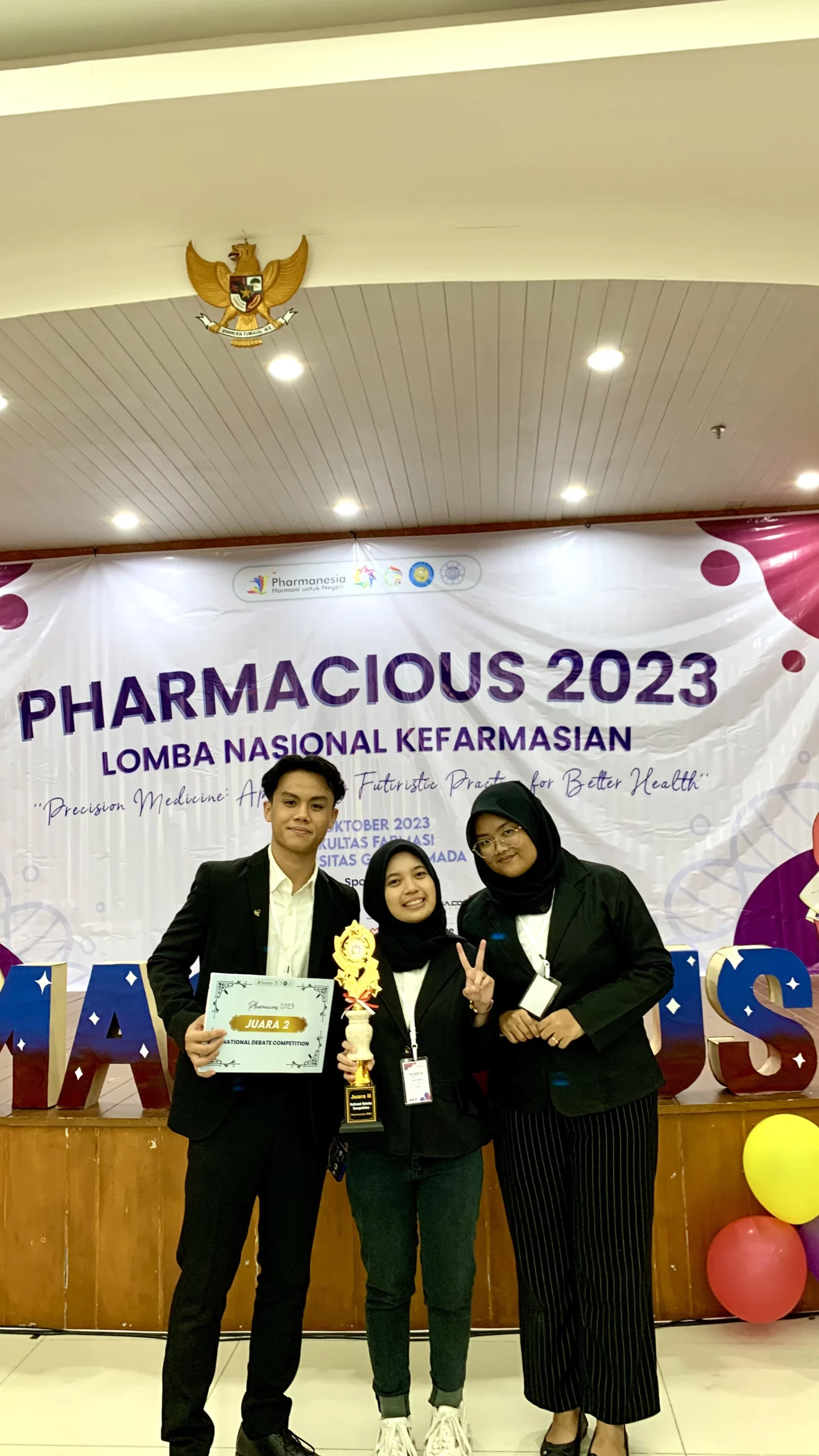 Tim UNAIR menerima penghargaan juara II pada kompetisi Pharmacious 2023. (Foto: Istimewa)