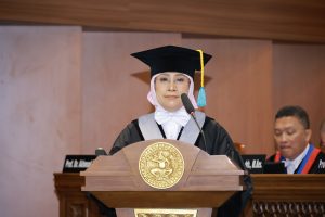 Prof Dr Muryani Dra Ec MSi MEMD memaparkan pidato ilmiah pengukuhan guru besar pada Rabu (25/10/2023) di Aula Garuda Mukti, Kampus MERR-C. (Foto: PKIP UNAIR)