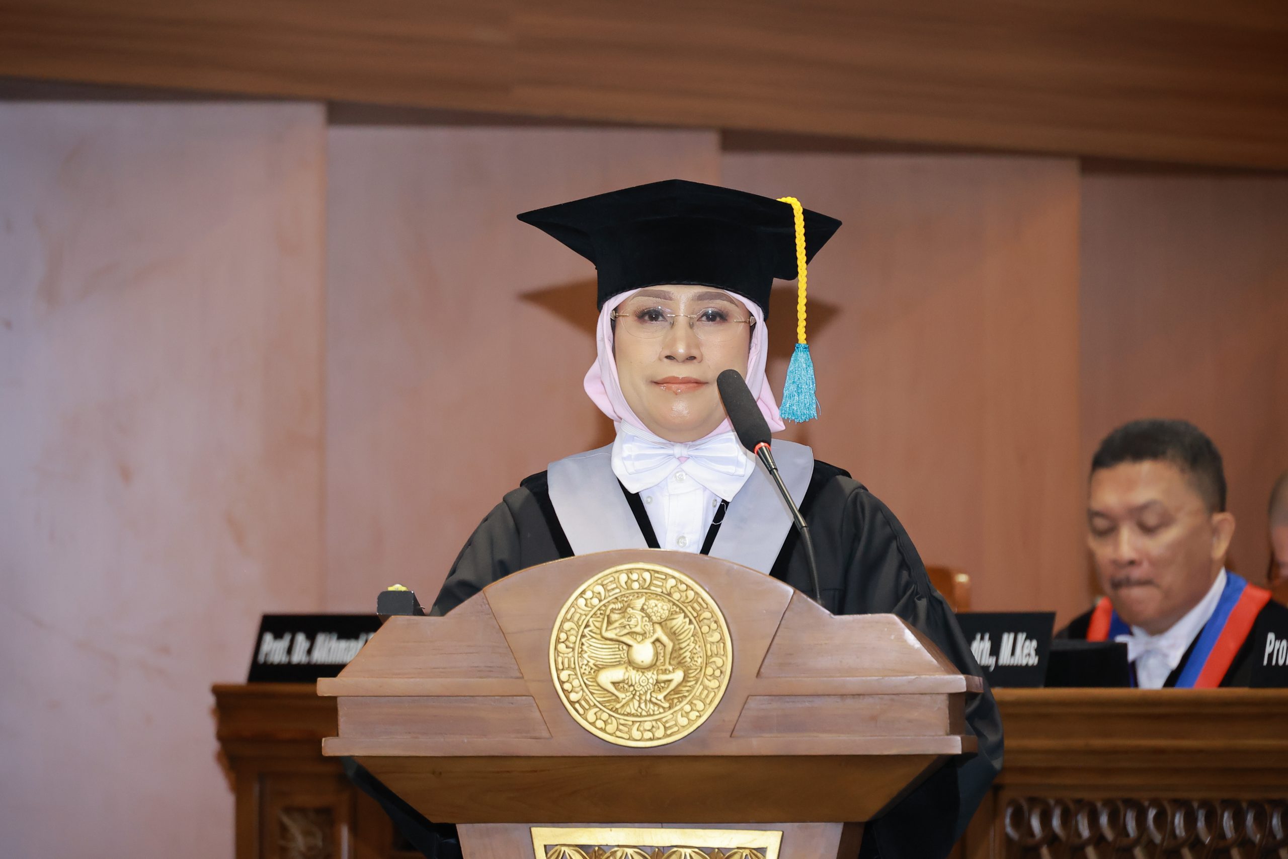 Prof Dr Muryani Dra Ec MSi MEMD memaparkan pidato ilmiah pengukuhan guru besar pada Rabu (25/10/2023) di Aula Garuda Mukti, Kampus MERR-C. (Foto: PKIP UNAIR)