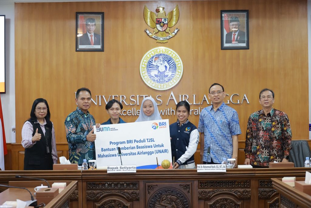 Suasana usai penandatanganan nota kesepahaman antara BRI dengan Universitas Airlangga (UNAIR) pada Kamis (26/10/2023) di Ruang Balairua Gedung Manajemen Kampus MERR-C. (Foto: PKIP UNAIR)