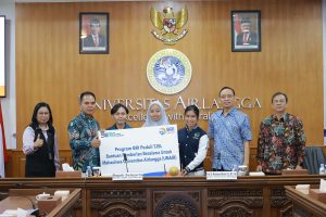 Suasana usai penandatanganan nota kesepahaman antara BRI dengan Universitas Airlangga (UNAIR) pada Kamis (26/10/2023) di Ruang Balairua Gedung Manajemen Kampus MERR-C. (Foto: PKIP UNAIR)