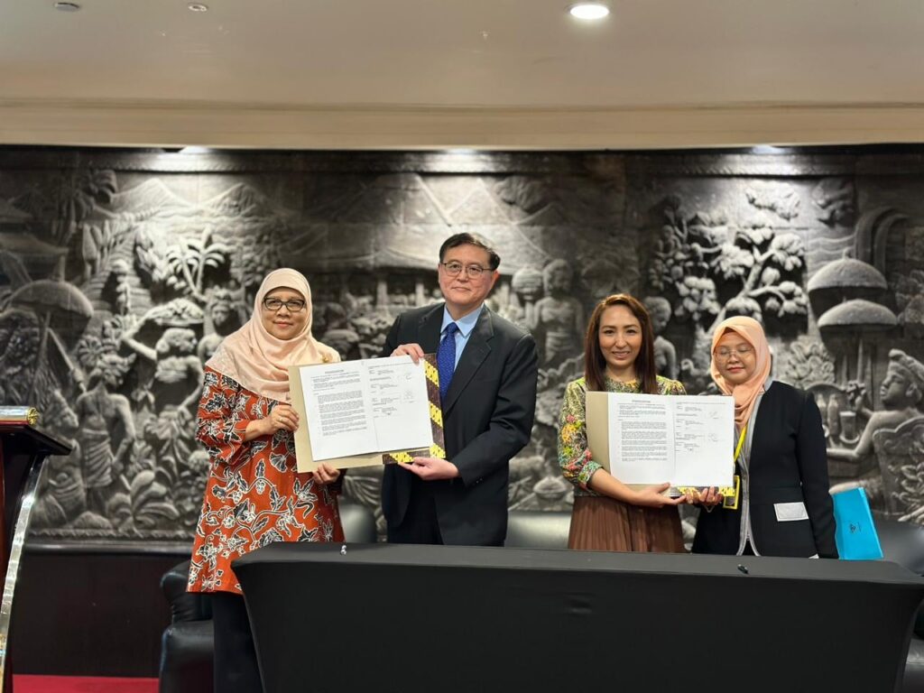 MOA signing session with IPSQ Singapore. (Photo: By courtesy)