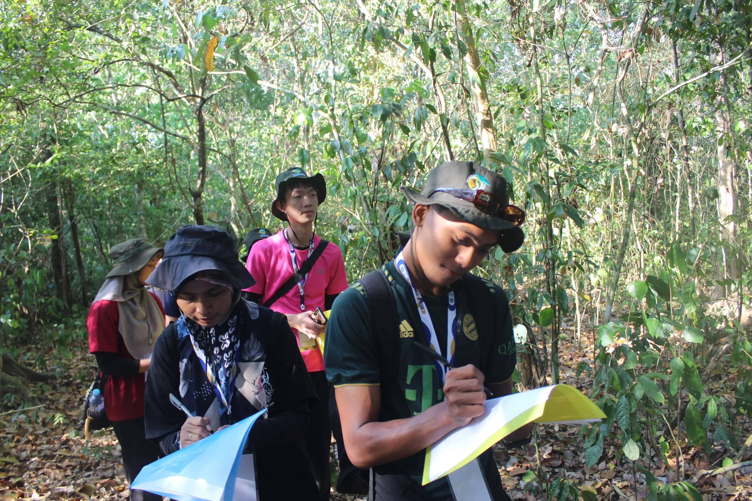 Peserta Menjelajah Hutan Alas Purwo (Sumber: Panitia)