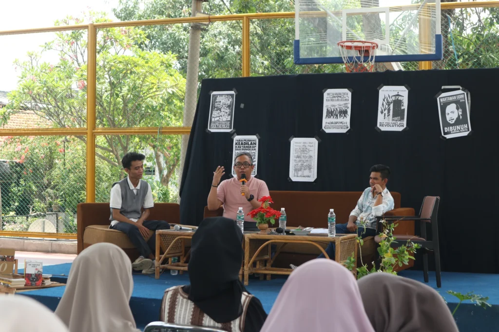 Salah satu fasilitator tengah menjelaskan materi dalam sesi diskusi publik. (Foto : Istimewa)