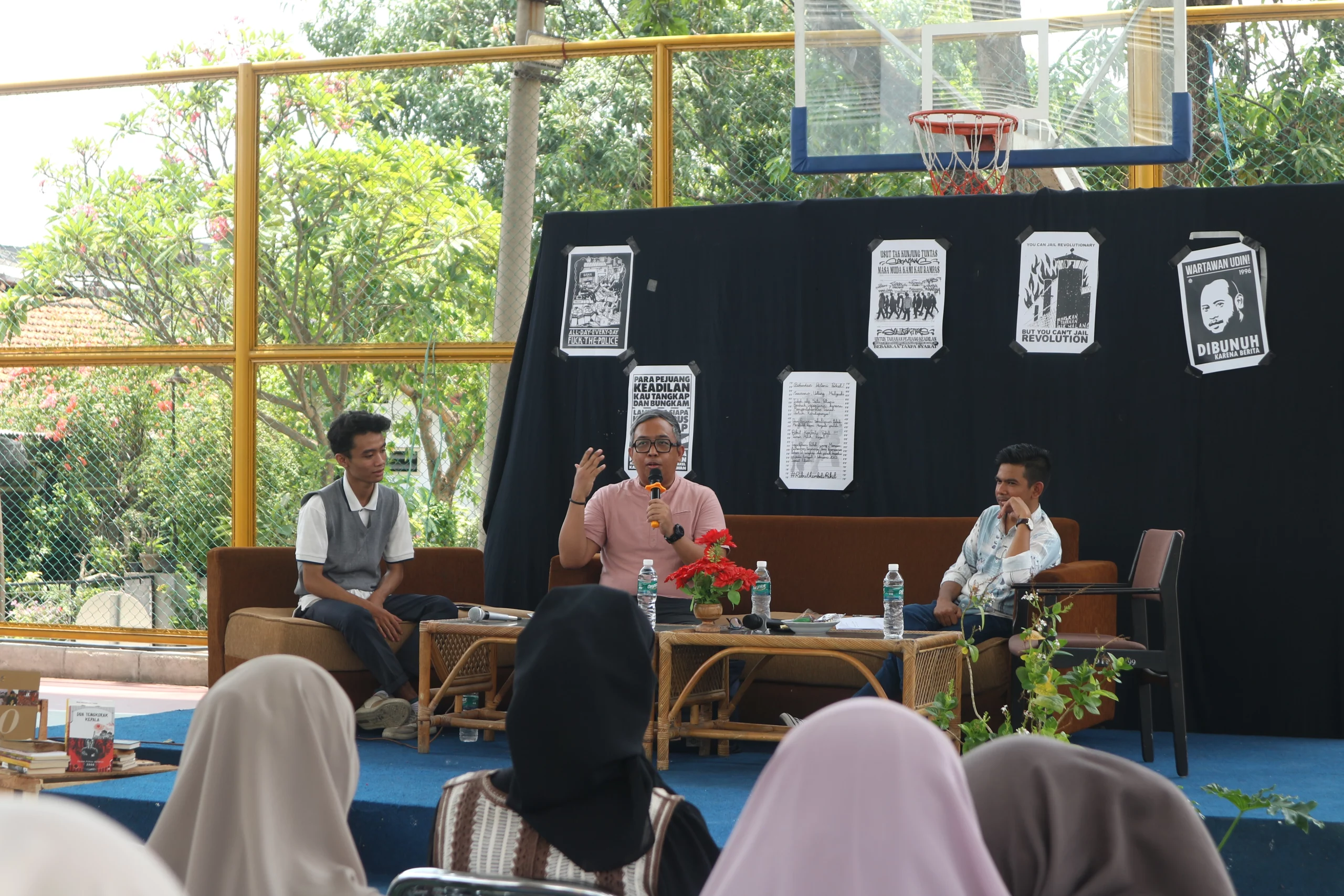 Salah satu fasilitator tengah menjelaskan materi dalam sesi diskusi publik. (Foto : Istimewa)