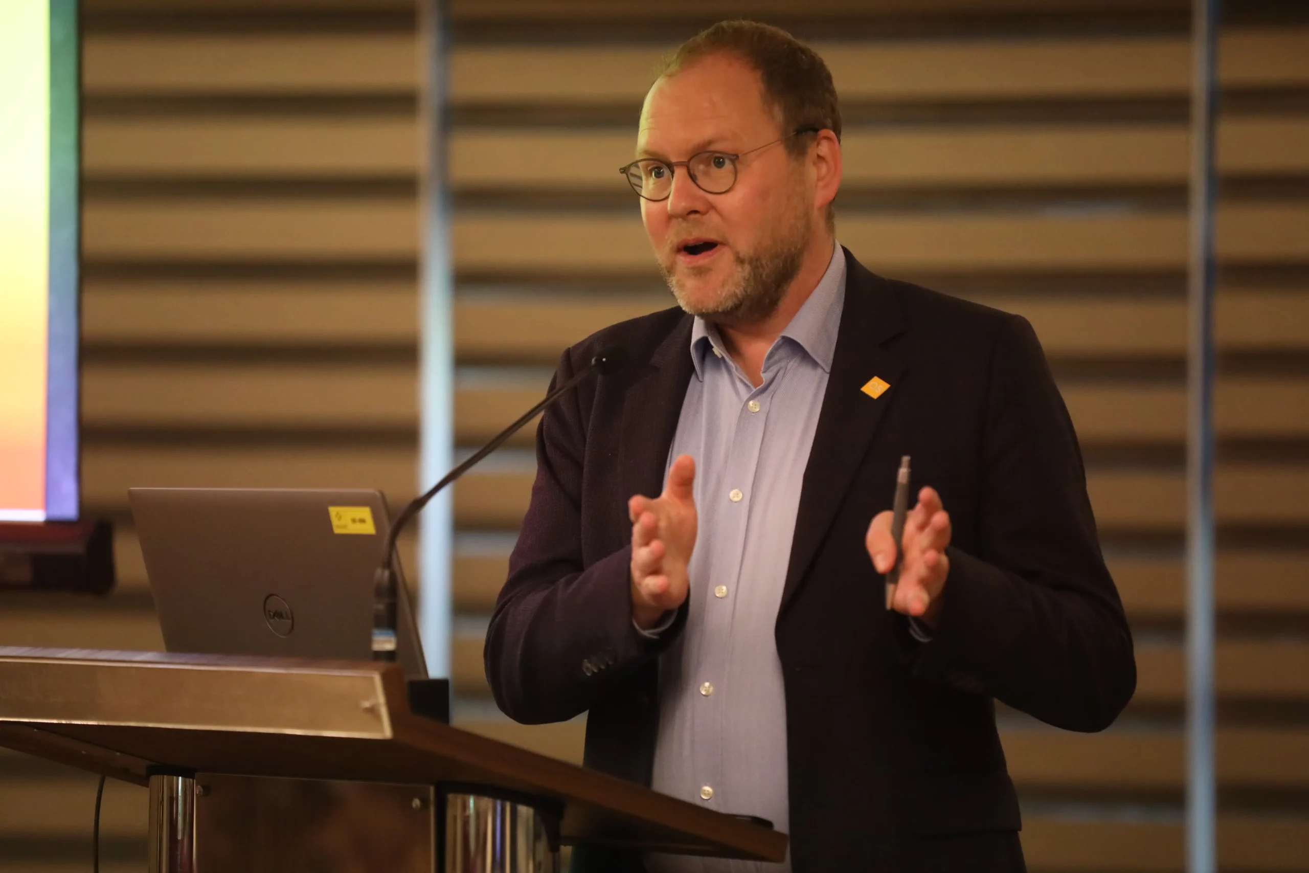 Ben Sowter, Senior Vice Presiden membuka QS Analytics users’ community workshop yang diadakan (8/11/2023) di Breakout Room 2 – Hospitality Suite 8M (Level 4), KL Convention Center. (Foto: Istimewa)