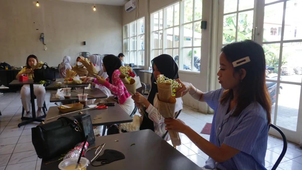 Dokumentasi saat workshop merangkai bunga dengan tajuk "The Story of Luna" di Anzero Café, pada Sabtu(11/11/2023)(Sumber:Panitia)