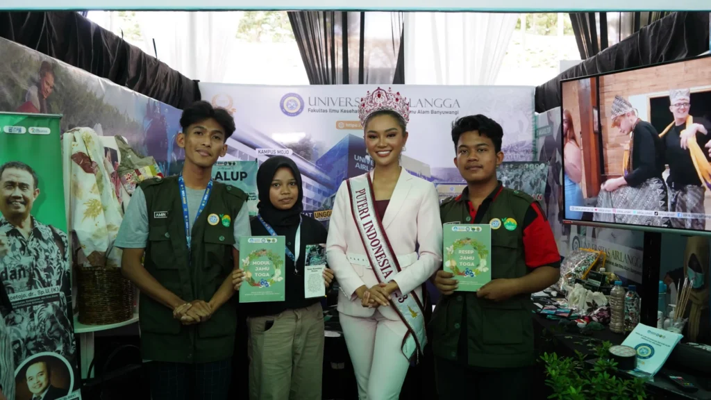 Anjungan FIKKIA UNAIR Dalam Pameran Jenggirat Sehat Banyuwangi Disambangi Puteri Indonesia (Sumber: UKIP FIKKIA)