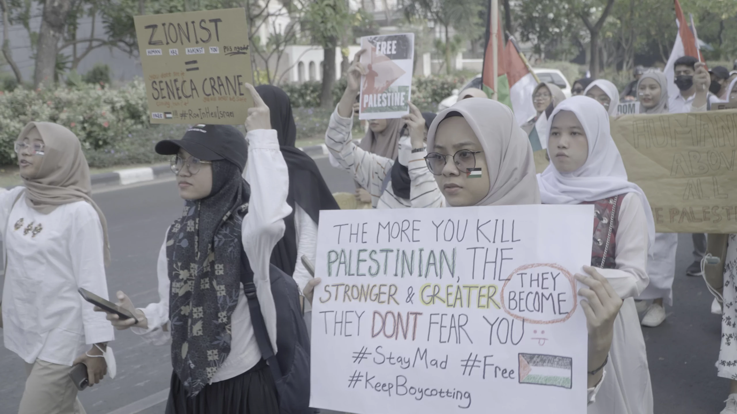 Seluruh panitia dan peserta aksi kemanusiaan Airlangga Untuk Palestina: Bersatu Untuk Kemanusiaan di Palestina, Kampus MERR Universitas Airlangga, pada Sabtu (11/11/2023)(Sumber: Panitia)