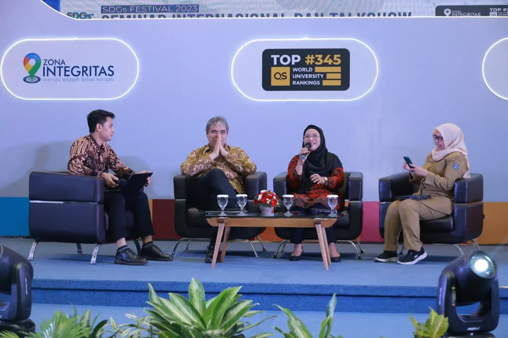 Sesi gelar wicara dalam Festival SDGs UNAIR pada Senin (20/11/2023) di Aula Garuda Mukti, Kantor Manajemen, Kampus MERR-C.