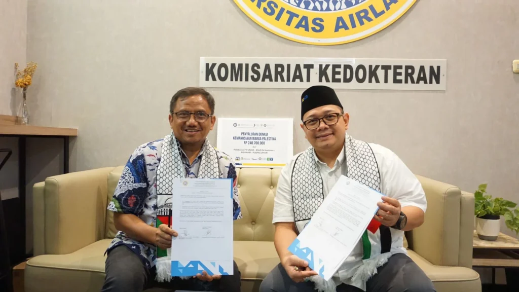 dr Alfian (kedua dari kiri), Henry Wibowo (ketiga dari kiri), dan Dr Wisudanto (tengah) foto bersama pengurus lainnya dalam penyerahan dana bantuan kemanusiaan secara simbolis untuk Palestina. 