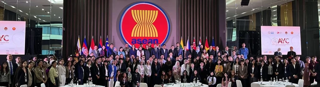 Foto bersama para delegasi muda dalam ASEAN Youth Conference (Sumber: Merlina Dewi)