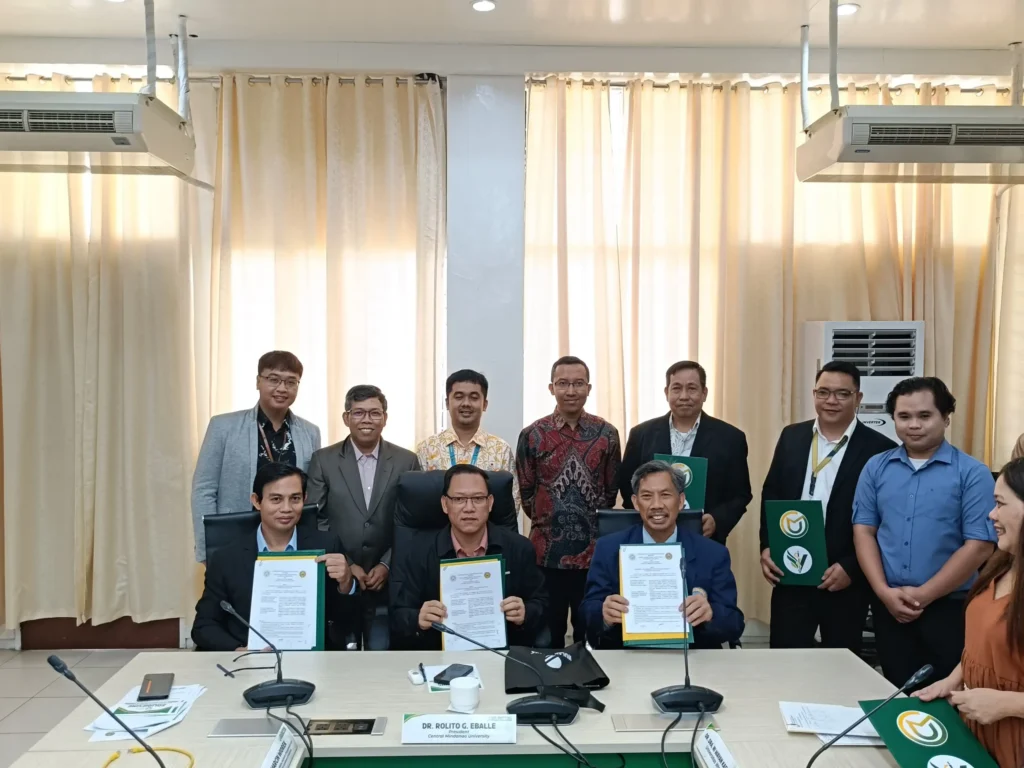 Penyerahan MoU antara FIKKIA dan CMU (Sumber: Istimewa)