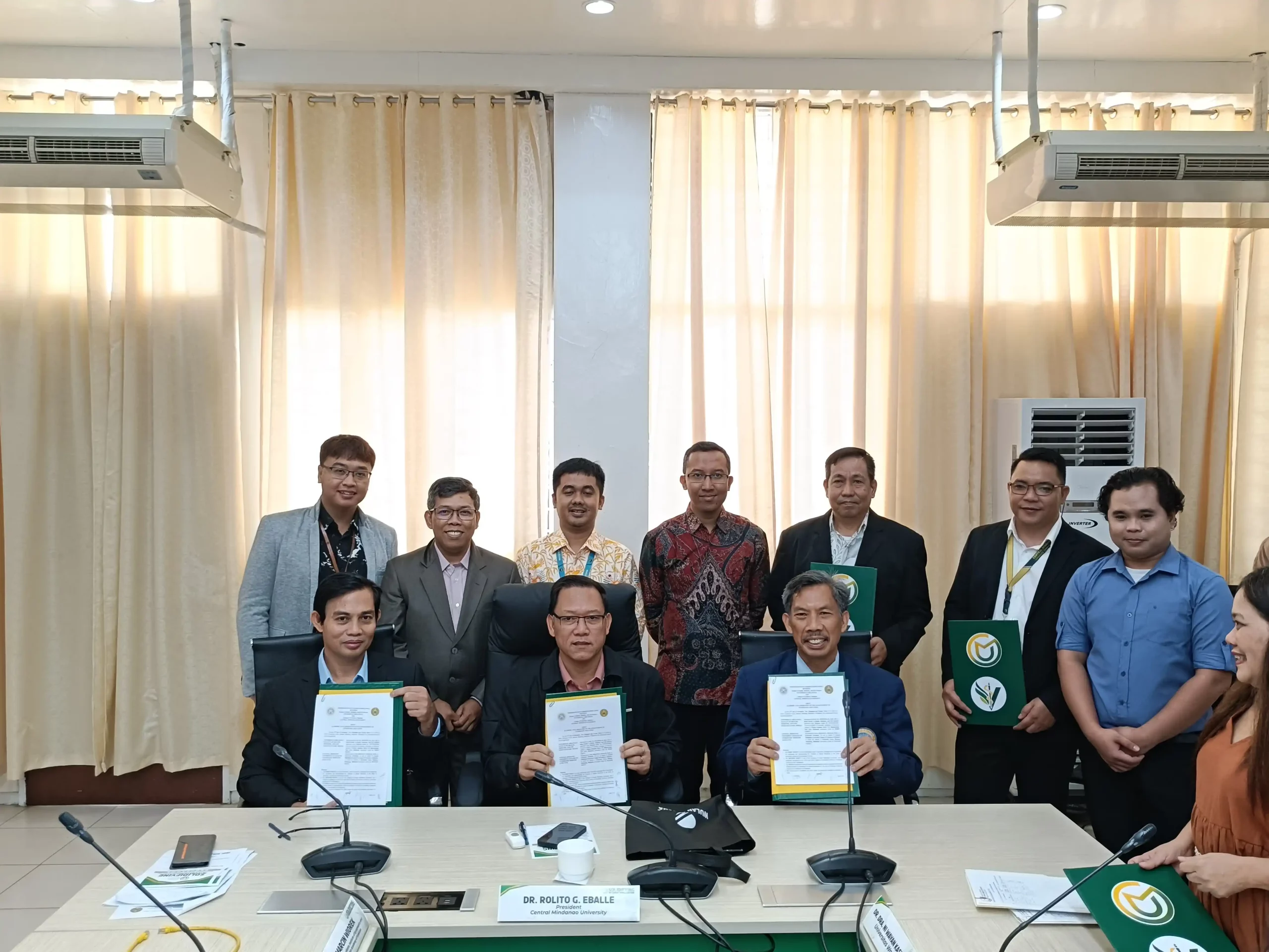 Penyerahan MoU antara FIKKIA dan CMU (Sumber: Istimewa)