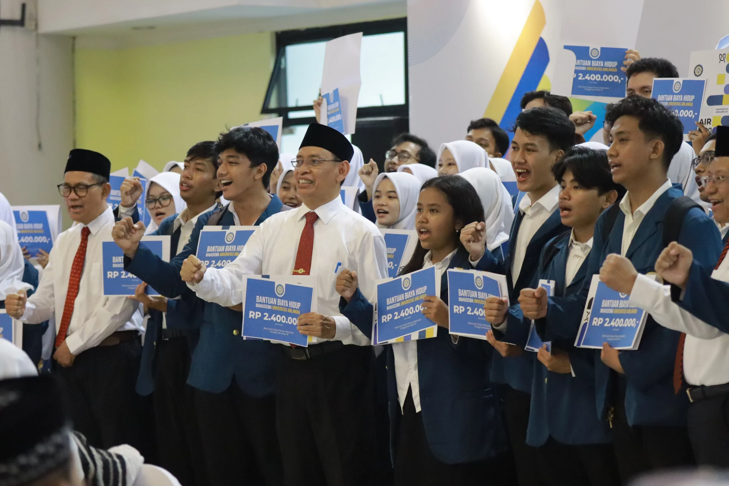 Prof Nasih memberikan beasiswa KIP Skema 1 kepada 69 mahasiswa.(Foto: PKIP UNAIR)