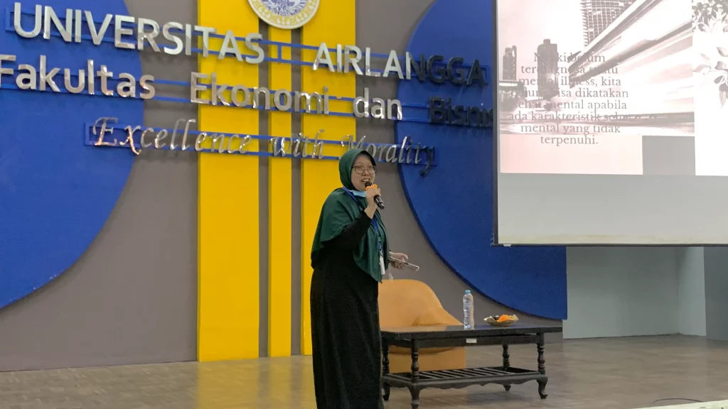 Valina Khiarin Nisa SPsi Msc sebagai pembicara di EKSPLORE HIMA EKIS pada Rabu (1/11/2023).(Foto: Istimewa)