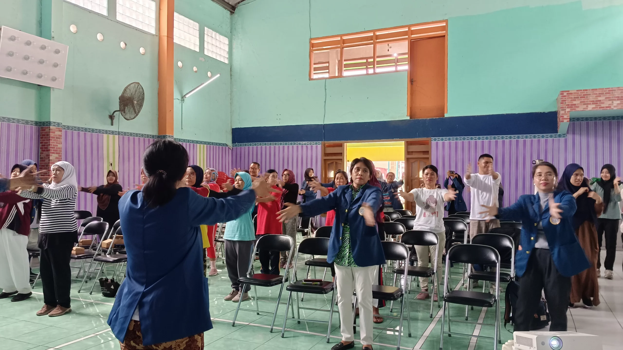 Suasana praktek senam anti hipertensi oleh AJ 1 B25 yang berlangsung di Balai RW VI Kedung Tarukan Baru pada Sabtu (4/11/2023). (Foto: Istimewa)