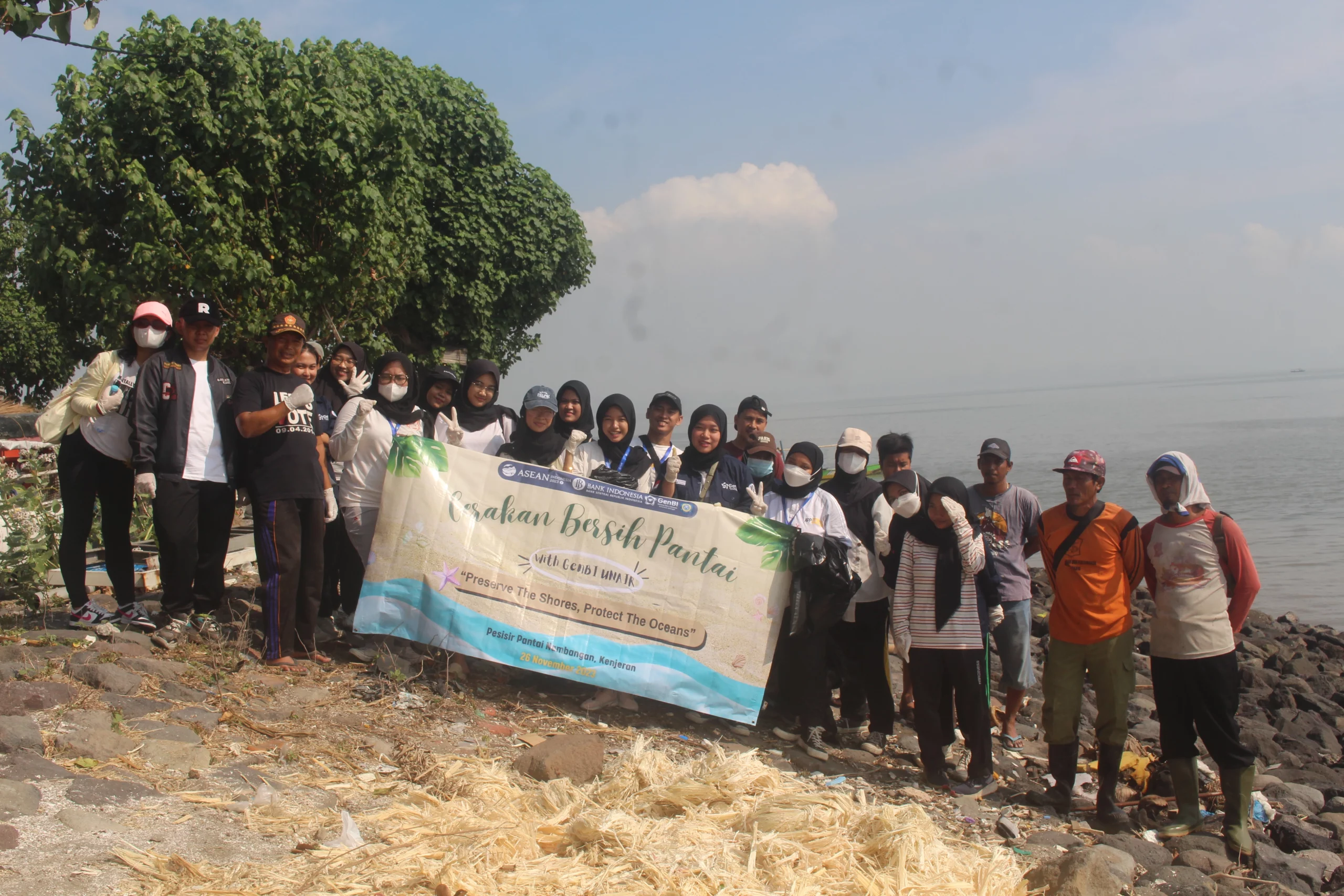 UNAIR GenBI awardees, residents, and youth of Karang Taruna cleaning up rubbish at Kenjeran Beach, Surabaya. (Photo: By courtesy)