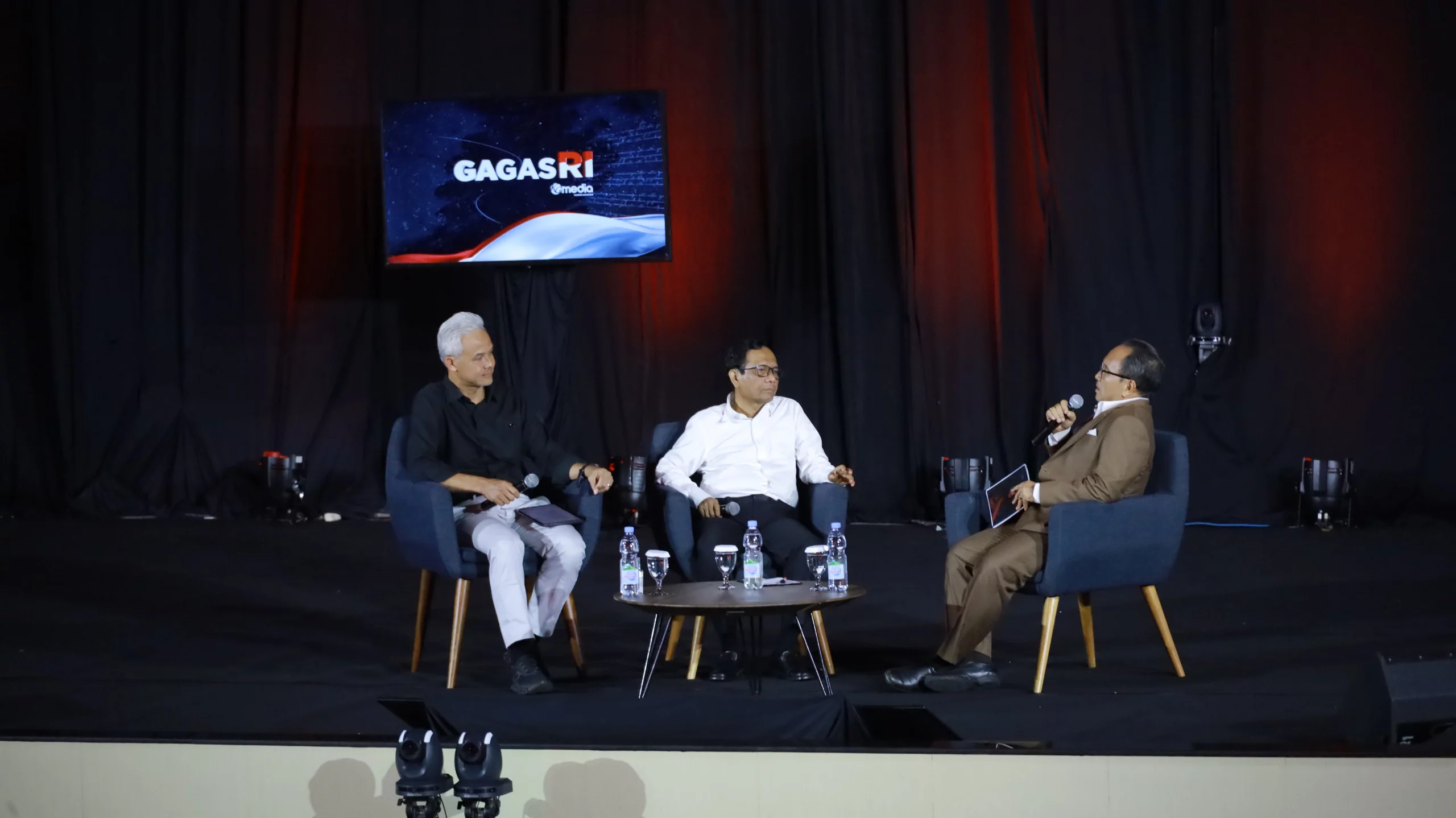 Dari kanan ke kiri, Budiman Tanuredjo, Moh Mahfud MD, Ganjar Pranowo. (Foto : PKIP UNAIR)