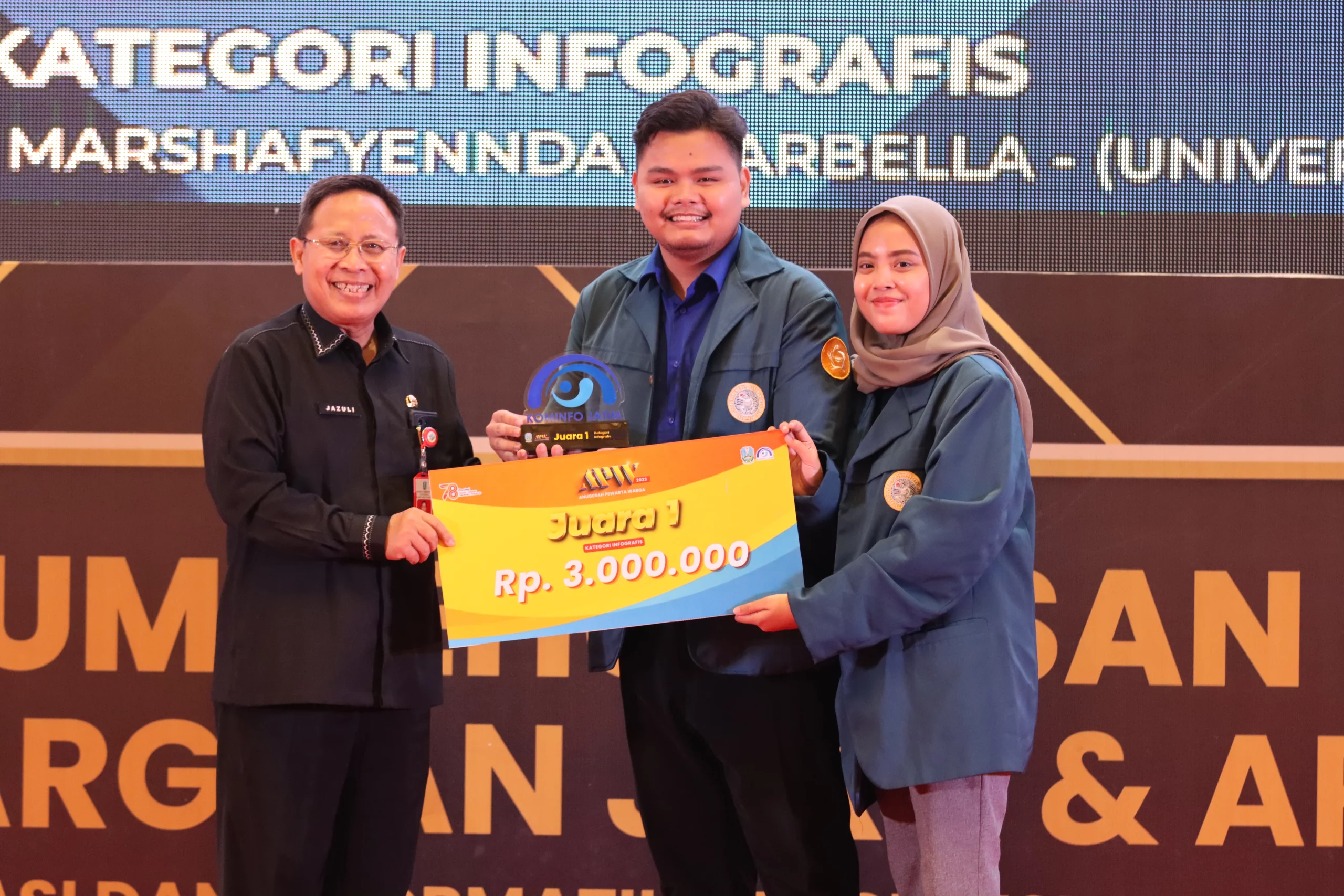 Dari kanan Marshafyennda Scarbella dan Abdullah Azzam Suli Mahasiswa Studi Kejepangan UNAIR, juara I lomba infografis gelaran Kementerian Komunikasi dan Informasi (KOMINFO) Jawa Timur pada Senin (30 Oktober 2023). (Foto:Istimewa)