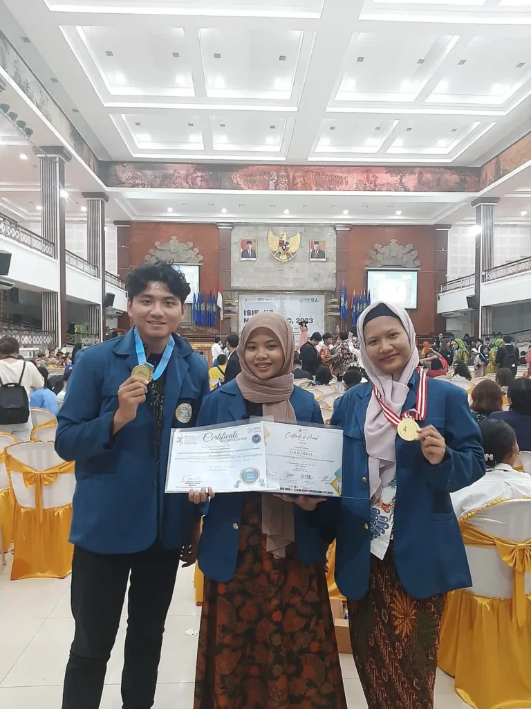 Jihan Aura bersama tim dalam puncak penghargaan International Science and Invention Fair (ISIF), Jumat (10/11/2023) (Foto: Dok. Narasumber)