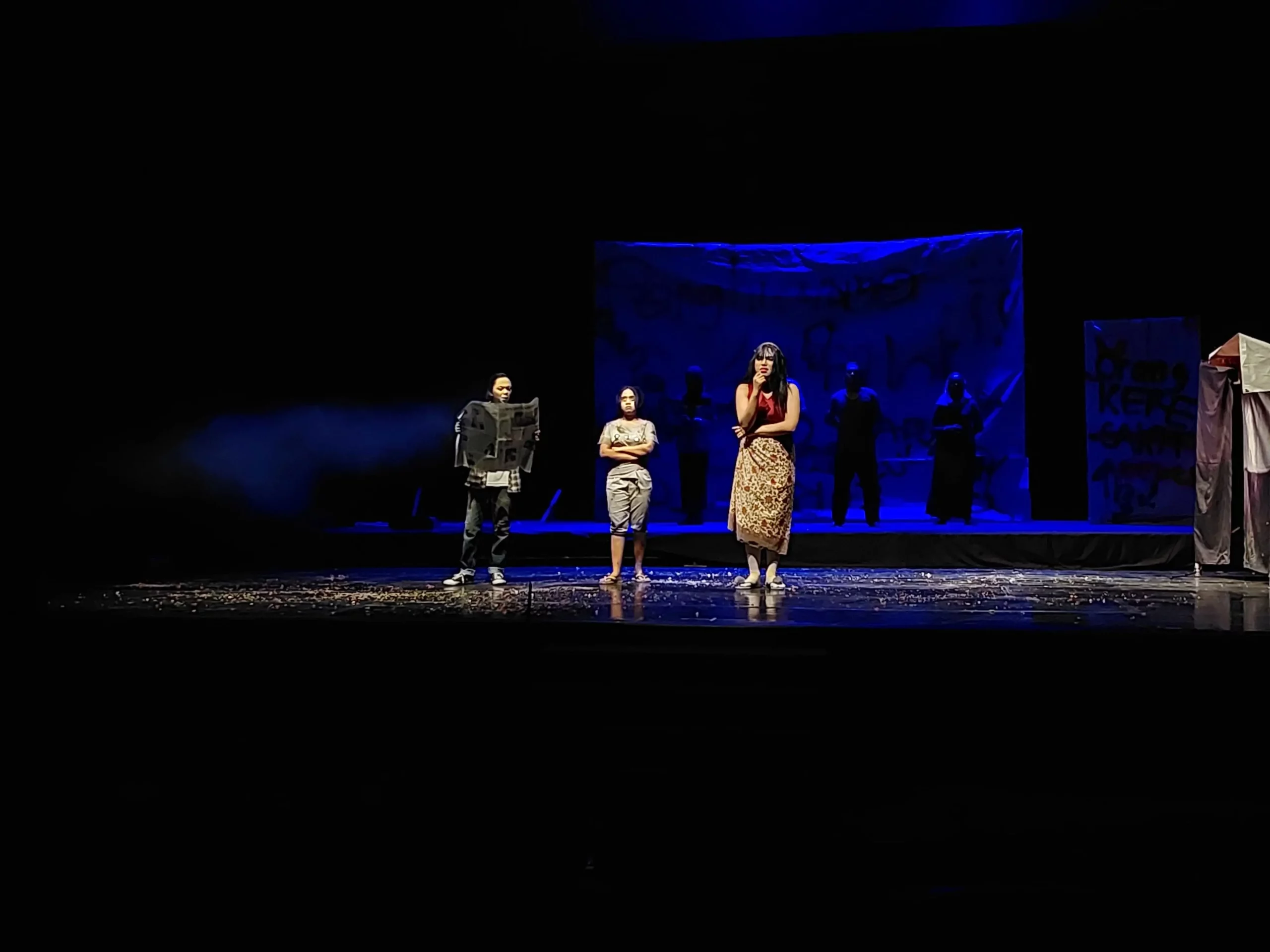 Para pemeran seni teater “KALAR” pada saat sedang menampilkan performa mereka Pada Rabu (16/11/2023). (Foto: Naufal Hilmi F.)