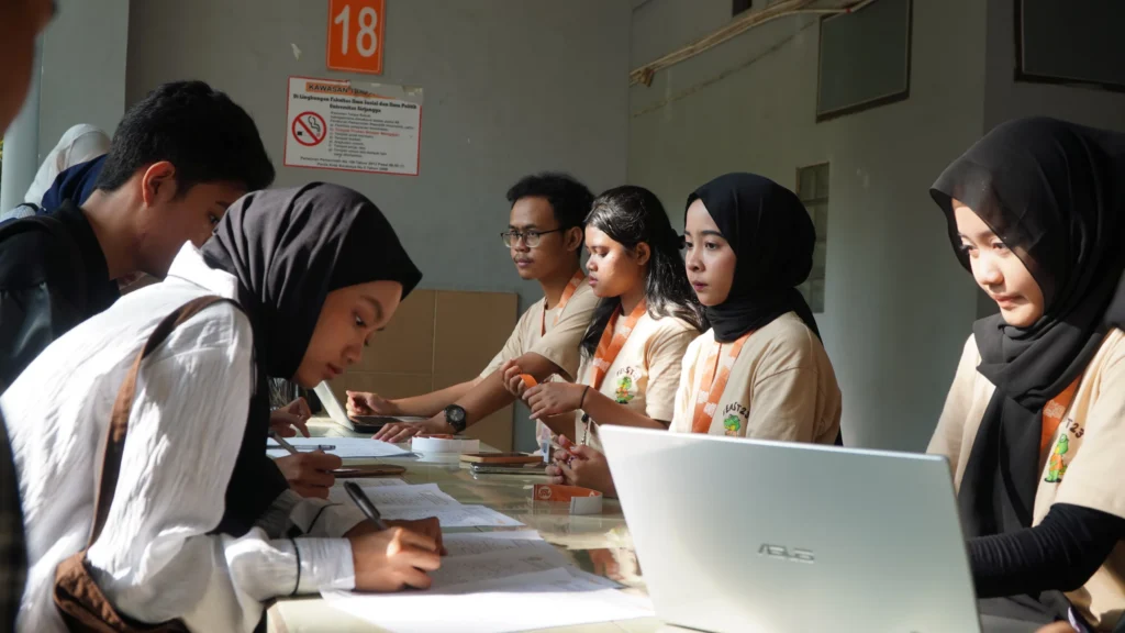 Peserta dan juga panitia pada saat proses registrasi “FEAST 2023” Pada sabtu (04/11/2023). (Foto: Istimewa)