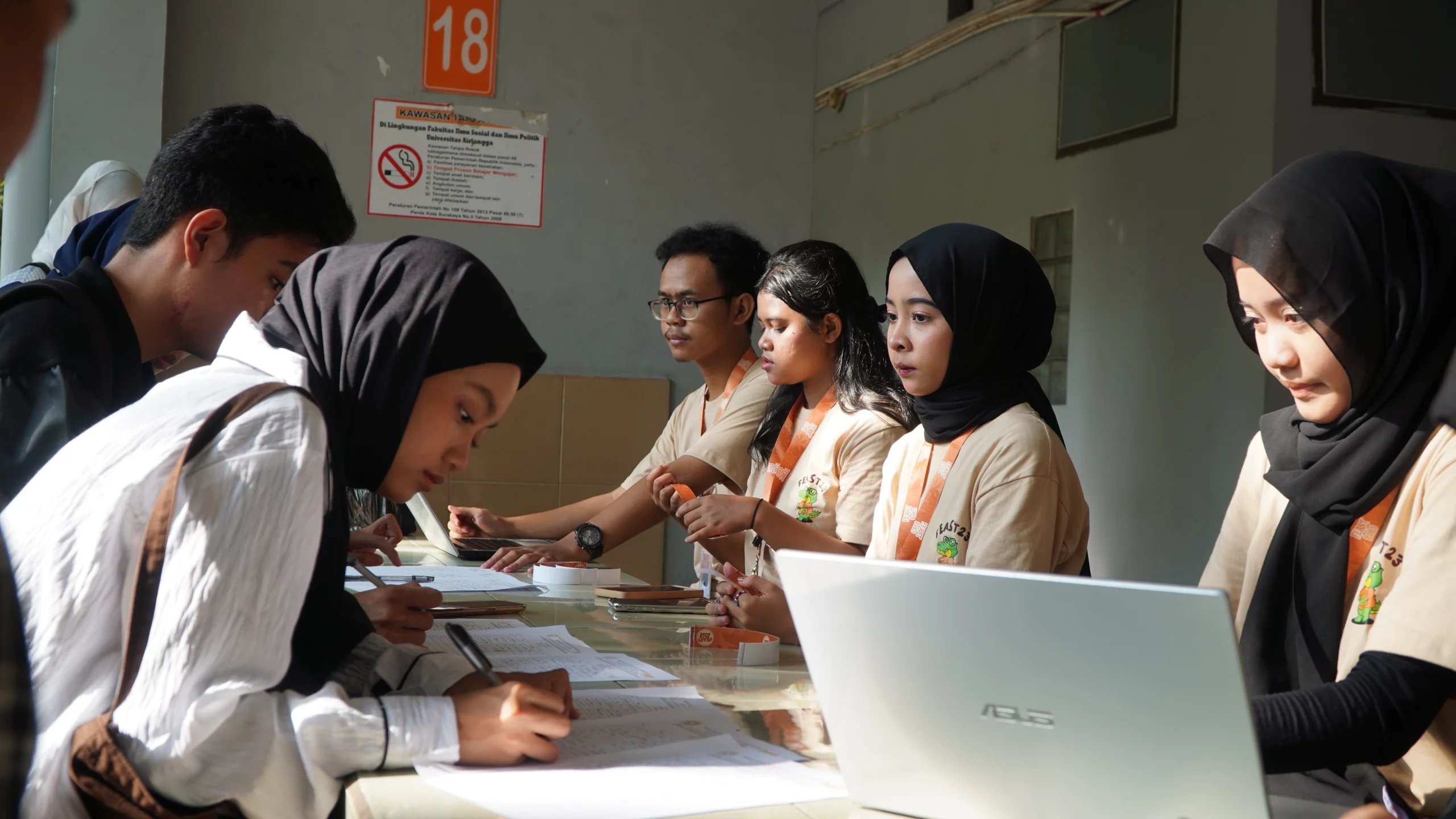 Peserta dan juga panitia pada saat proses registrasi “FEAST 2023” Pada sabtu (04/11/2023). (Foto: Istimewa)