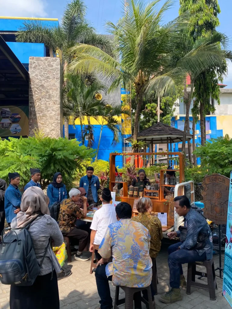 Mocafe Terparkir Di Halaman Kampus FIKKIA Dalam Visitasi PPK Ormawa (Tim PPK Konservasi FIKKIA)
