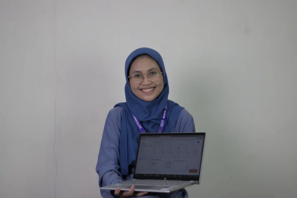 Khansa Mutiara Kheeda atau akrab disapa Muti merupakan mahasiswa Fakultas Teknologi Maju dan Multidisiplin (FTMM), jurusan Teknologi Sains Data Universitas Airlangga