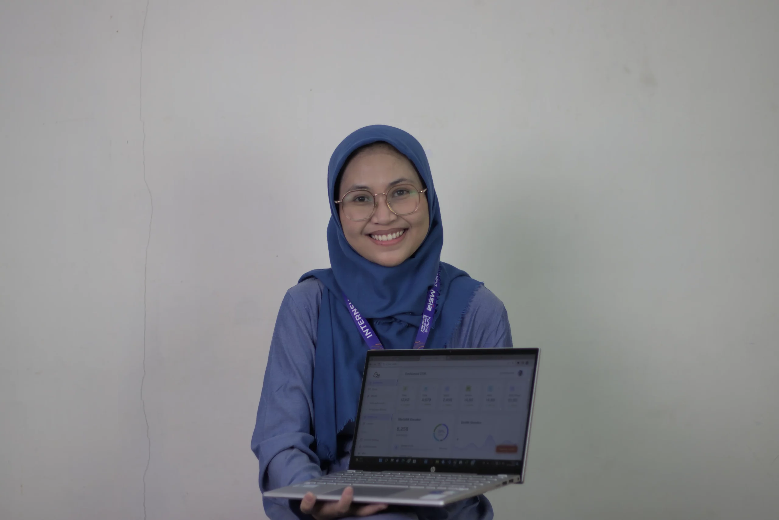 Khansa Mutiara Kheeda atau akrab disapa Muti merupakan mahasiswa Fakultas Teknologi Maju dan Multidisiplin (FTMM), jurusan Teknologi Sains Data Universitas Airlangga