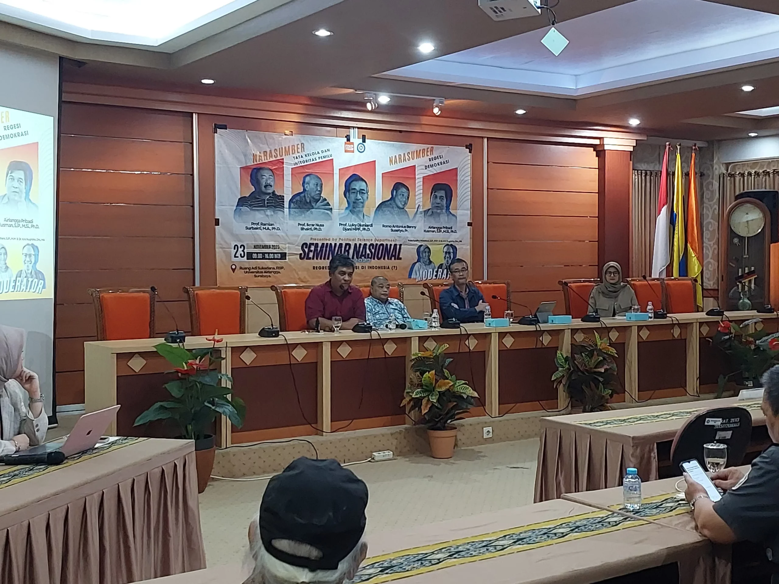 Airlangga Pribadi Kusman, S.IP., M.Si.,Ph.D. pada saat sesi pemaparan materi dalam Seminar Nasional “Regresi Demokrasi Di Indonesia (?)” pada Kamis (23/11/2023). (Foto: Naufal Hilmi F.)