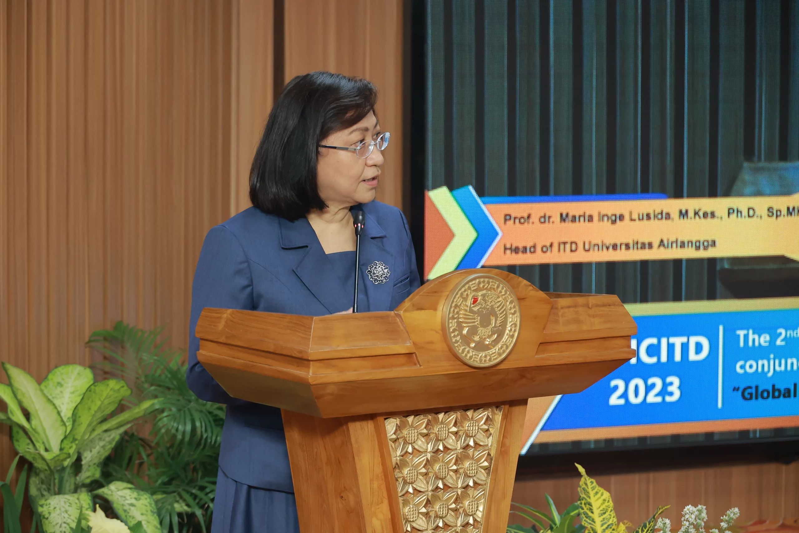 Ketua ITD UNAIR menyampaikan materi pada ternational Conference on Infectious Tropical Disease (ICITD) di Aula Majapahit, Airlangga Sharia & Entrepreneurship Education Center (ASEEC) pada Sabtu (18/11/2023). (Foto: Istimewa)