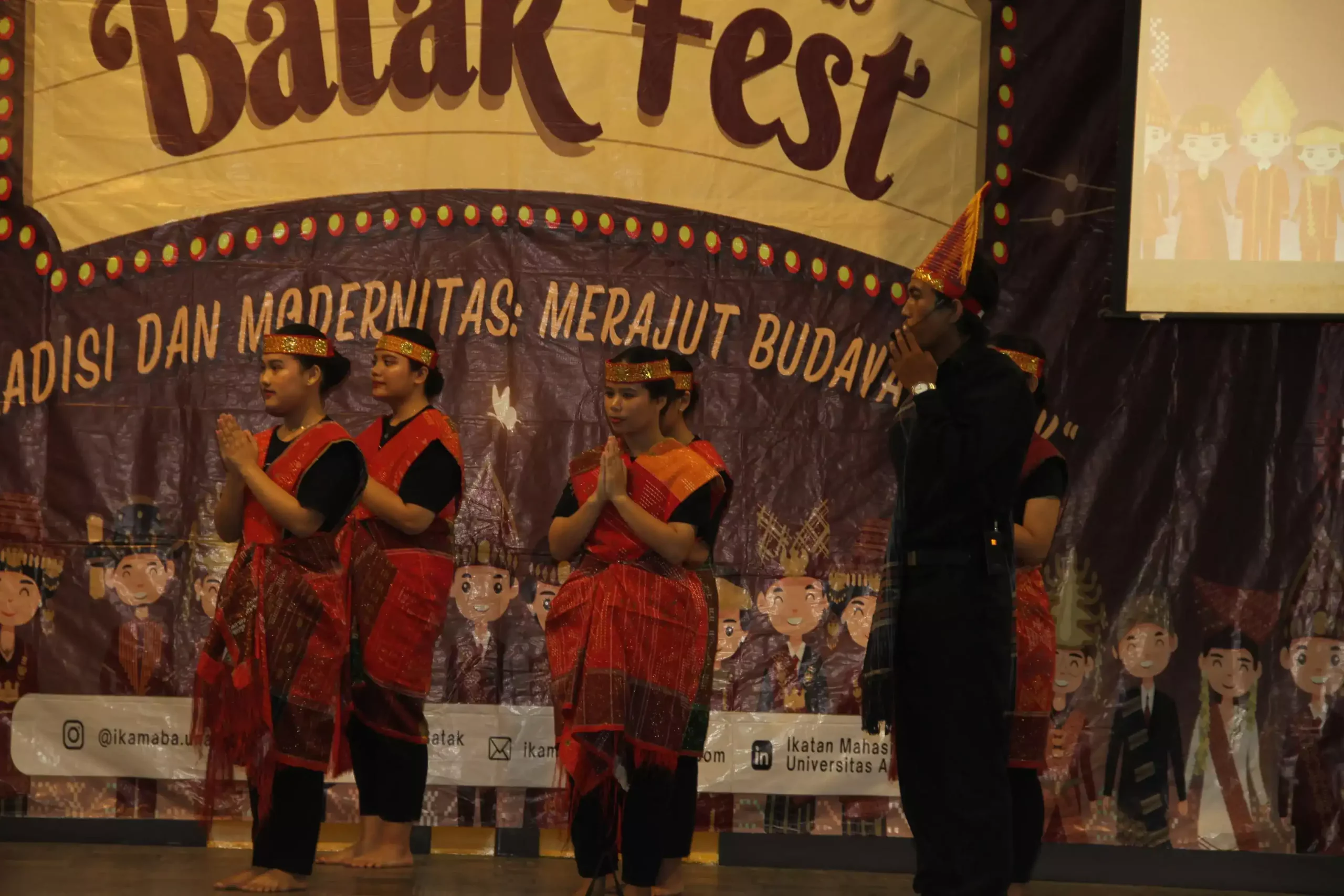 Penampilan Tari Tor Tor Pembuka (Foto: Panitia