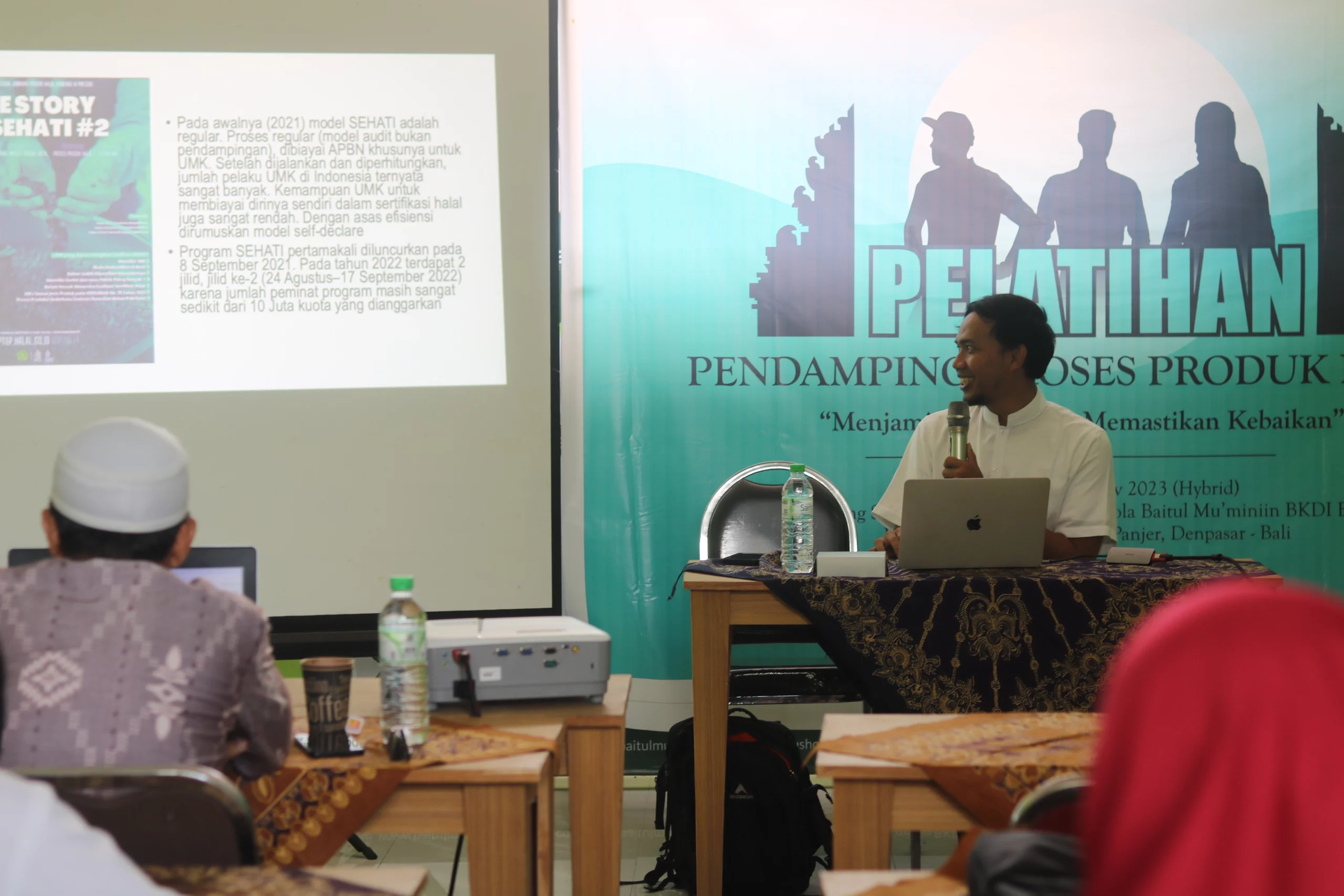 Adistiar Prayoga saat menjadi pemateri dalam Pelatihan PPH Pusat Halal Kolaborasi MES Bali. (Foto: Istimewa)