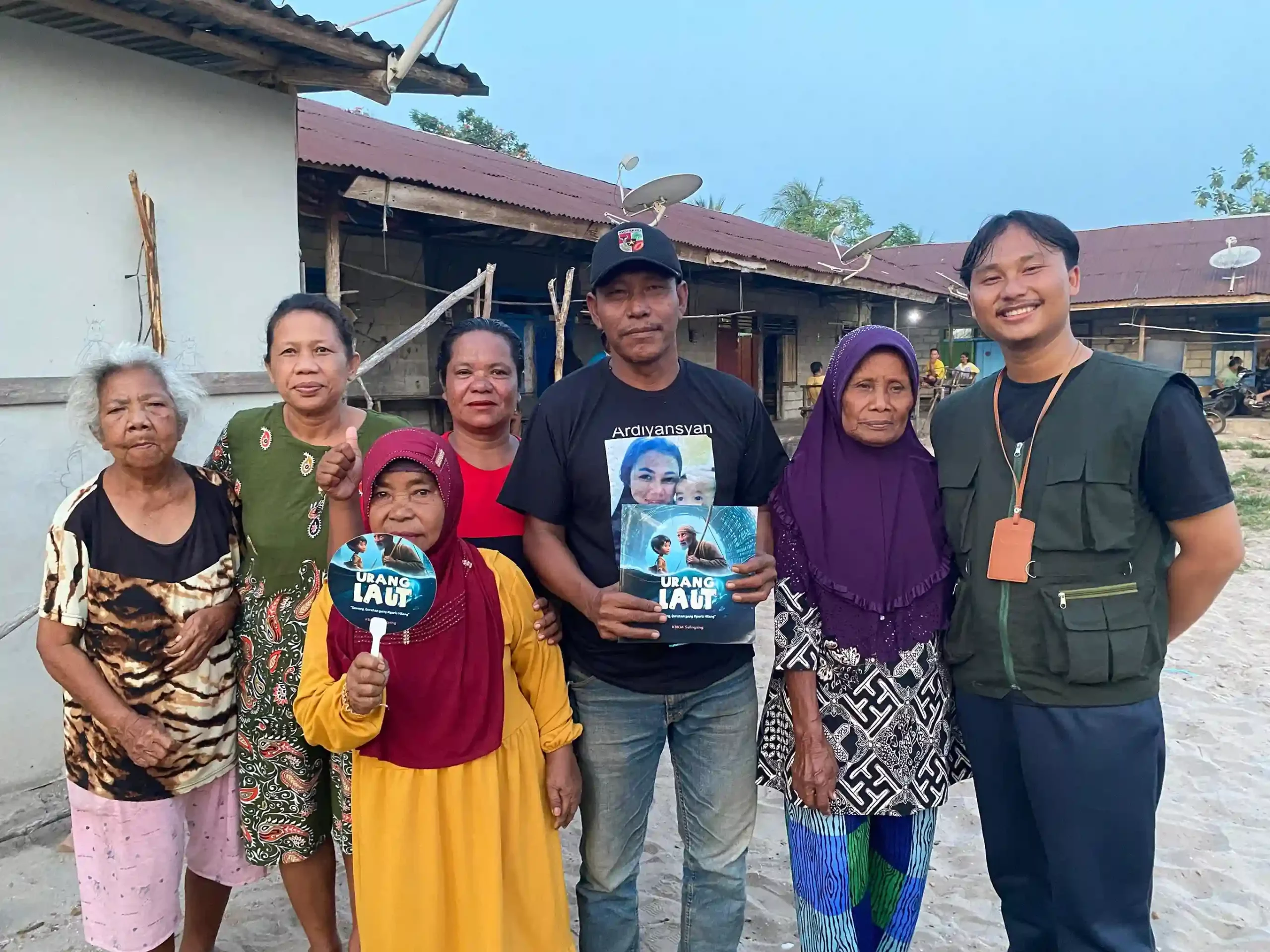 Rafli Noer Khairam bersama masyarakat suku Sawang (Foto: Dok. Narasumber)