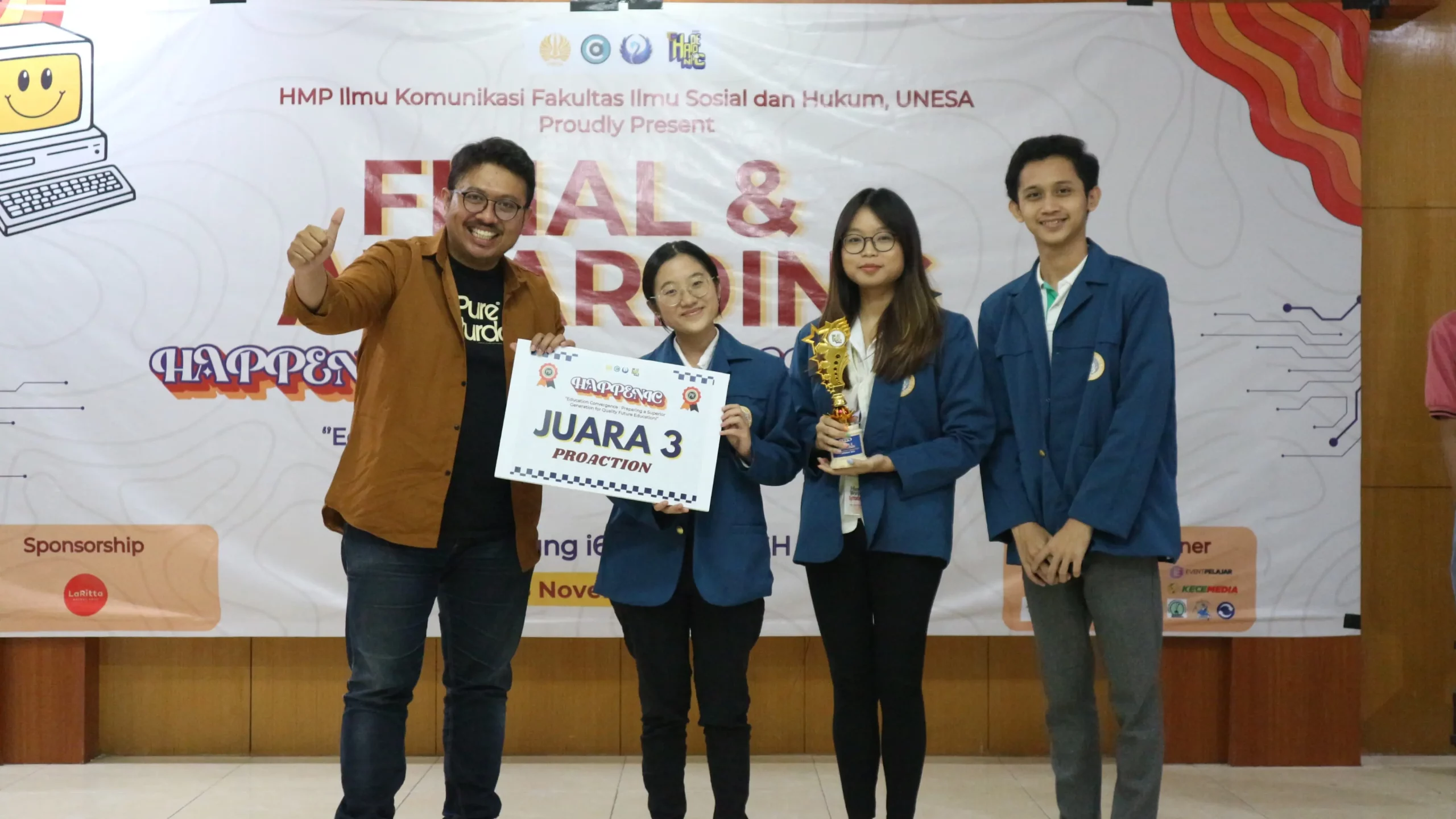 Potret Tim UNAIR berhasil sabet Juara III dalam Proaction 2023. Stefanie (kiri), Celine (tengah) dan Am (kanan) pada Sabtu (25/11/23). (Foto: Istimewa).