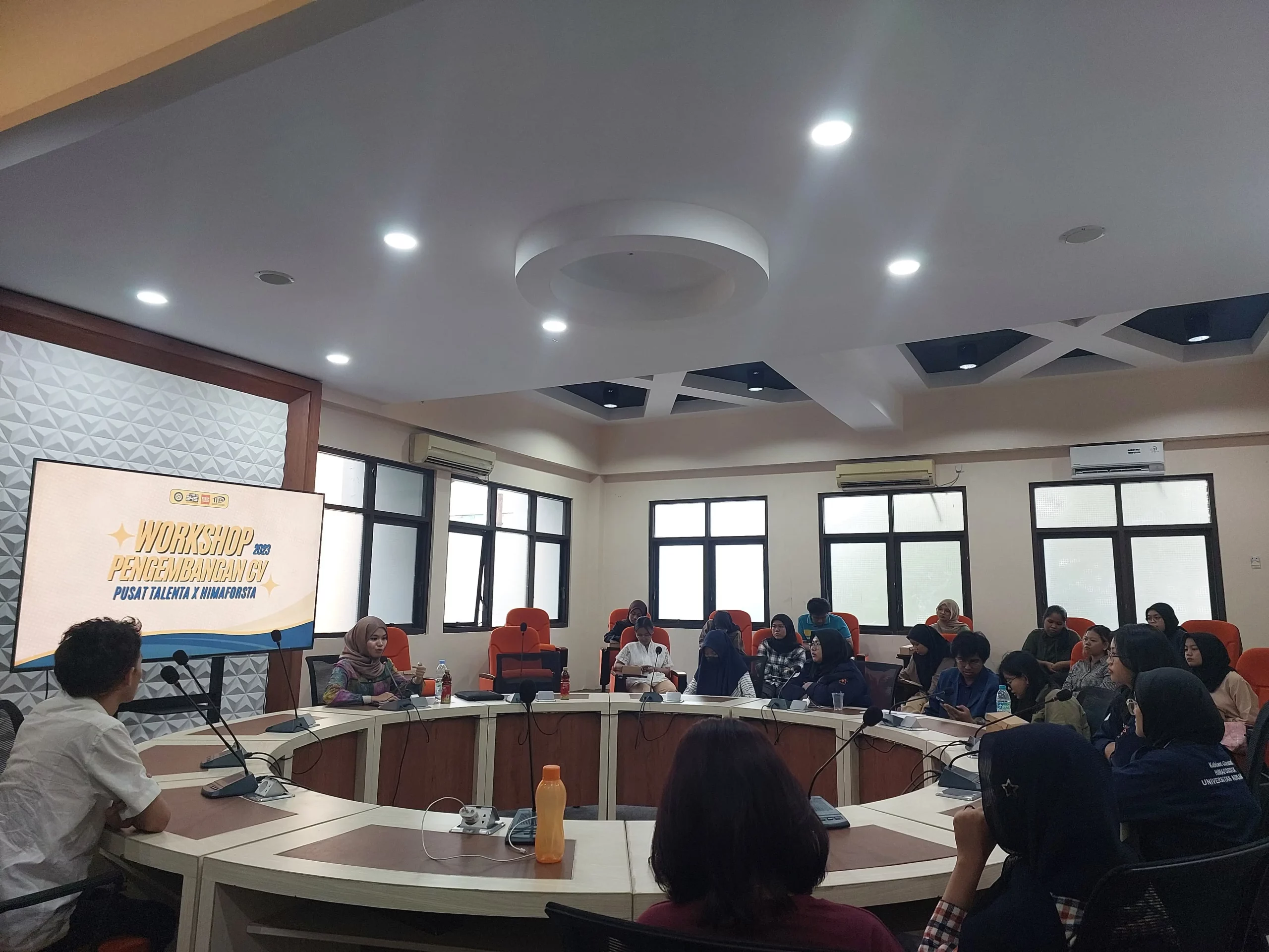 Khansa Khalisa, S.IP.,M.Ed selaku Co-Founder @EMPOWER_ID dalam “Workshop Pengembangan CV” pada Jumat (10/112023).(Foto: Naufal Hilmi F.)