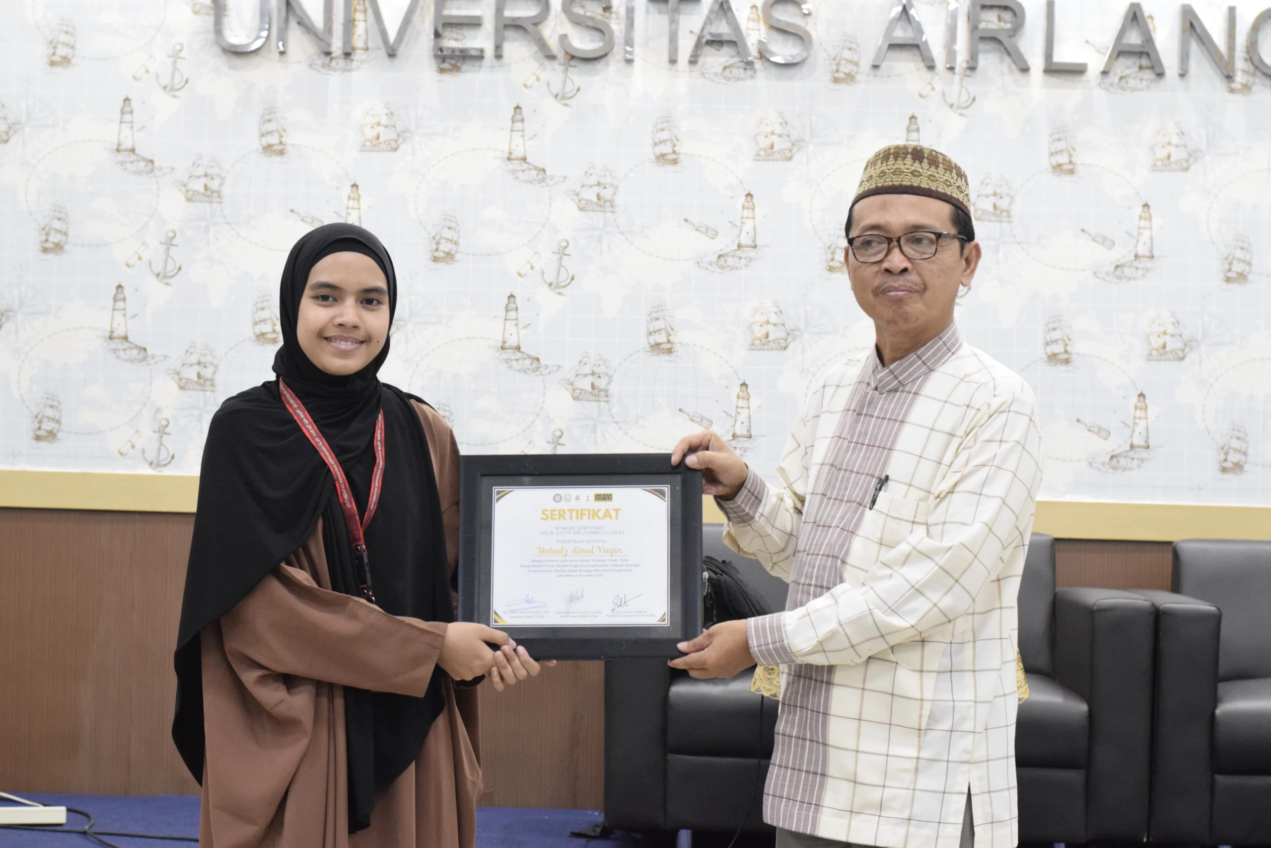 Penyerahan kenang-kenangan oleh Kadep Kastrat pada salah satu pemateri (Foto : Istimewa)