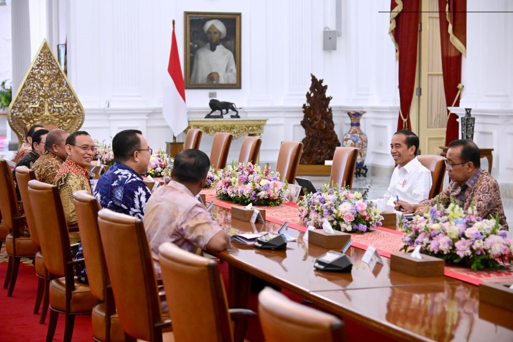 Pengurus Forum Rektor Indonesia (FRI) menghadap Presiden Joko Widodo di Istana Merdeka, Jakarta, Selasa (07/11/2023). (Foto: BPMI Setpres/Muchlis Jr)