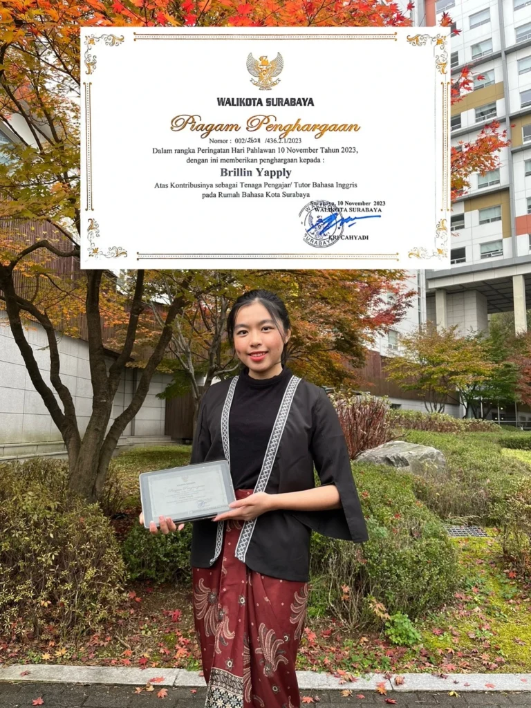 Brillin Yapply received Surabaya mayor’s appreciation for her dedication as an English tutor at the Rumah Bahasa Surabaya. (Photo: By courtesy)
