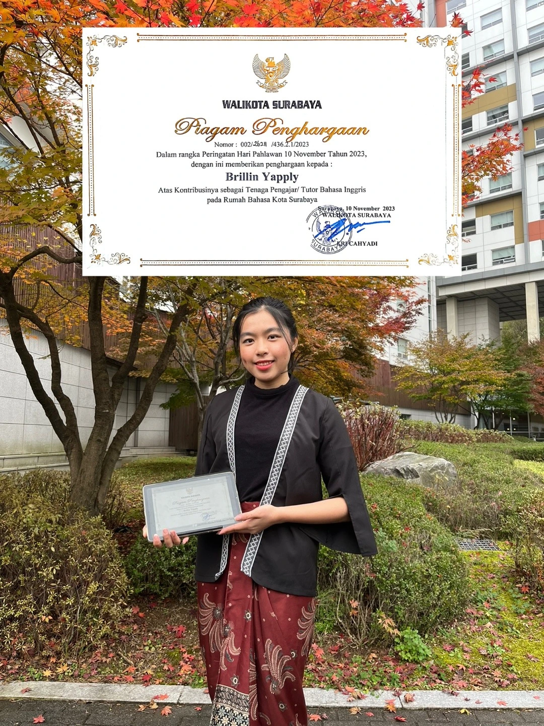 Brillin Yapply received Surabaya mayor’s appreciation for her dedication as an English tutor at the Rumah Bahasa Surabaya. (Photo: By courtesy)