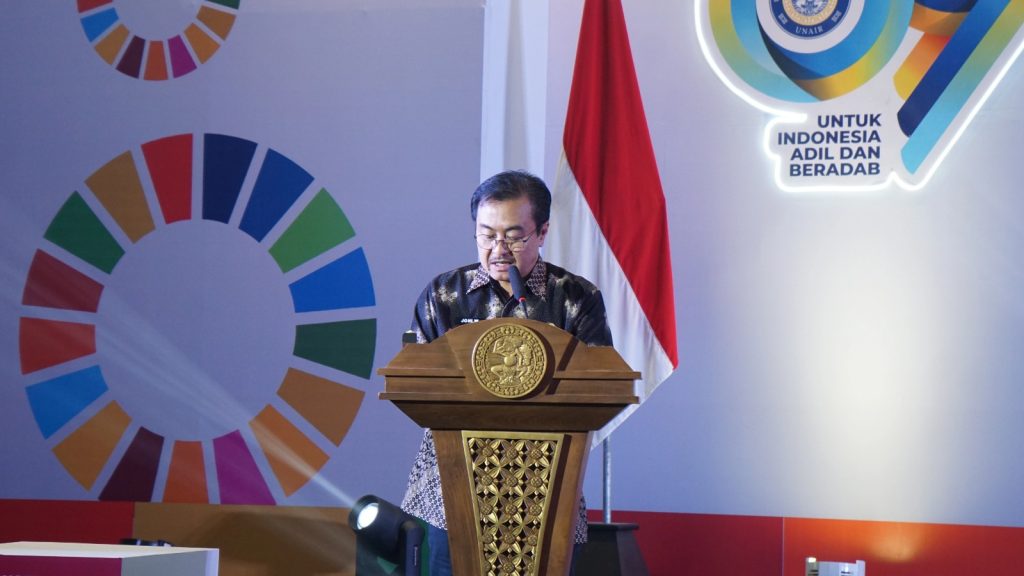 dr Joni Wahyuhadi SpBS (K) selaku Direktur RS Soetomo memberikan sambutan mewakili Gubernur Jawa Timur