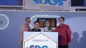 Ketua SDGs Center bersama para keynote speaker dalam Launching Buku UNAIR SDGS Series. (Foto: Istimewa)