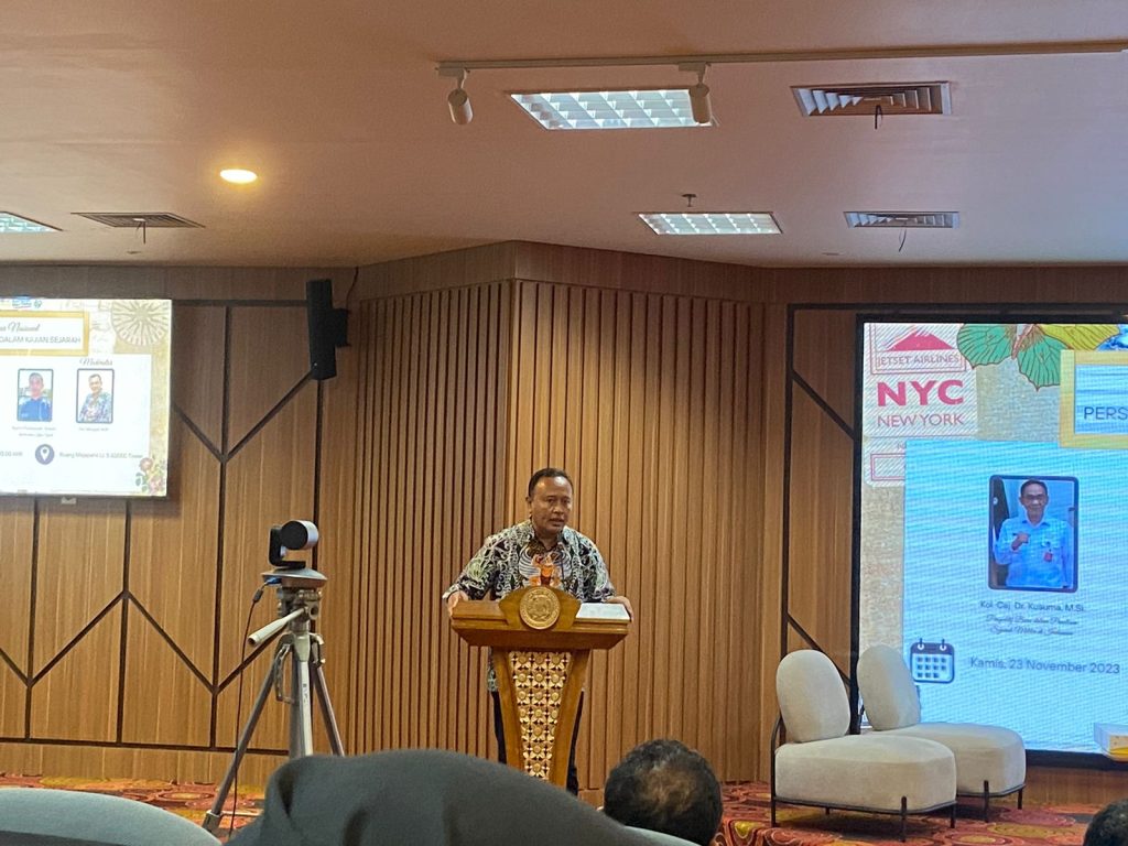 Dr Listiyono Santoso S S M Hum wakil dekan satu Fakultas Ilmu Budaya (FIB) Universitas Airlangga (UNAIR) memberikan sambutan. (Sumber: Nokya S.P)