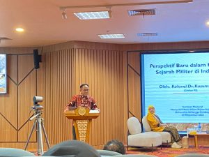 Kol Caj Dr Kusuma M Si memberikan materi Kajian Sejarah Militer Indonesia dalam Perspektif Baru. (Sumber: Nokya S.P)